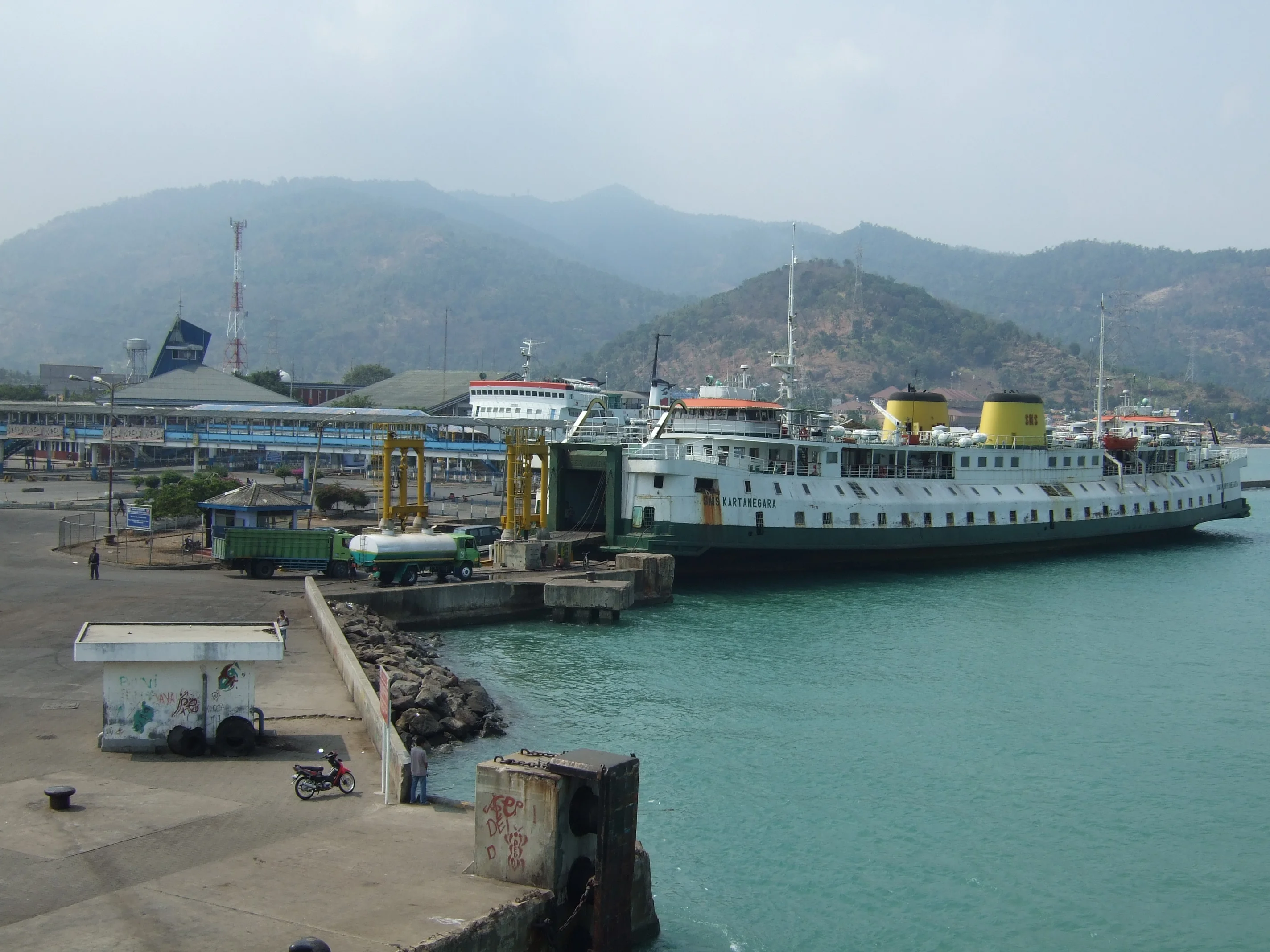 Pelabuhan Merak | Source: Wikimedia Commons | License: CC BY 2.5 | https://commons.wikimedia.org/wiki/File:Pelabuhan_Merak_Port_of_Merak.JPG