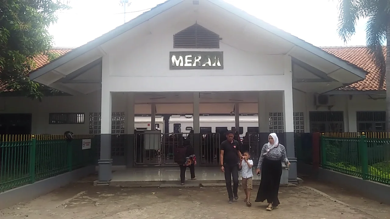 Pintu masuk Stasiun Merak tahun 2019 | Source: Wikimedia Commons | License: CC BY 3.0 | https://commons.wikimedia.org/wiki/File:Stasiun_Merak_2019.png
