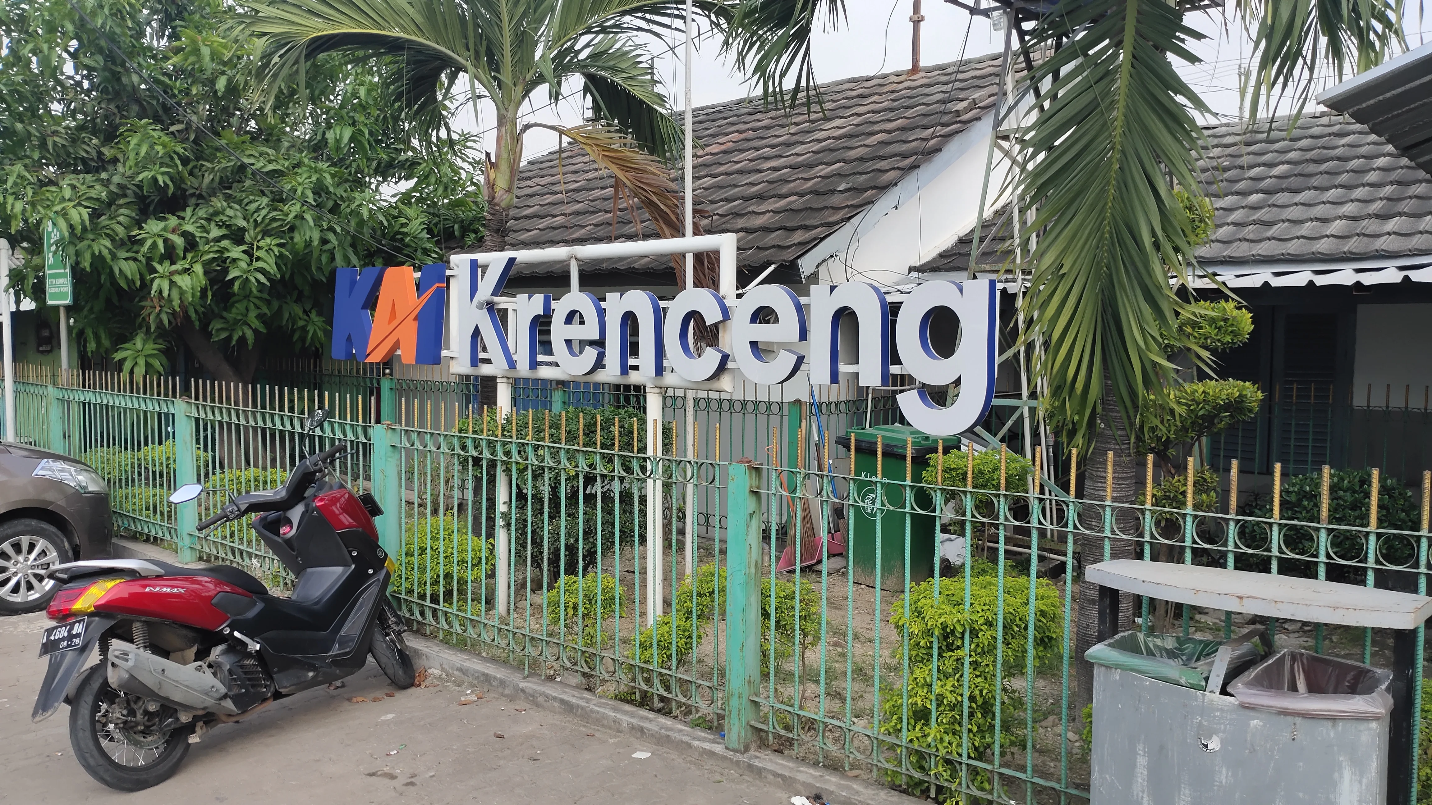 Stasiun Krenceng | Source: Wikimedia Commons | License: CC BY-SA 4.0 | https://commons.wikimedia.org/wiki/File:Stasiun_Krenceng.jpg