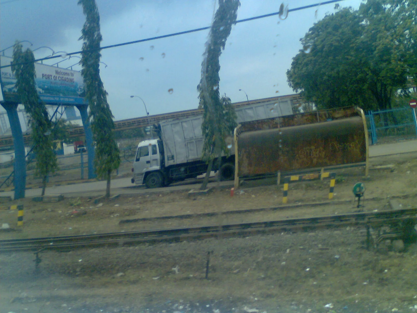 Area wesel Stasiun Cigading | Source: Wikimedia Commons | License: CC BY-SA 4.0 | https://commons.wikimedia.org/wiki/File:Wesel_Cigading.jpg