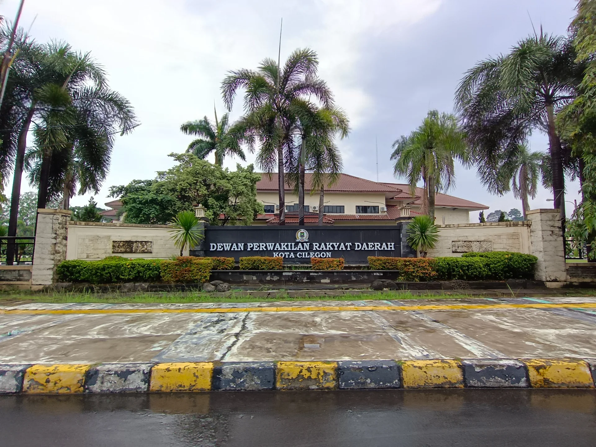 Gedung DPRD Kota Cilegon | Source: Wikimedia Commons | License: CC BY-SA 4.0 | https://commons.wikimedia.org/wiki/File:Gedung_DPRD_Kota_Cilegon.png