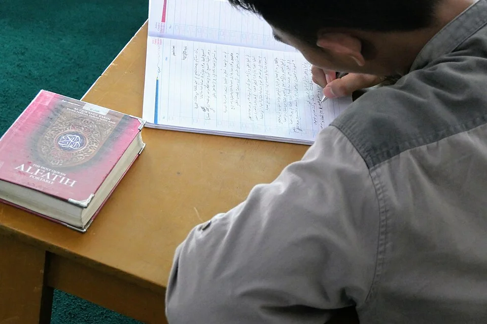 Representative photo for pesantren listing - taklim activity at Indonesian pesantren | Representative image, not exact site photo | Source: Wikimedia Commons | License: CC BY-SA 4.0 | https://commons.wikimedia.org/wiki/File:Taklim_di_Pesantren_01.jpg