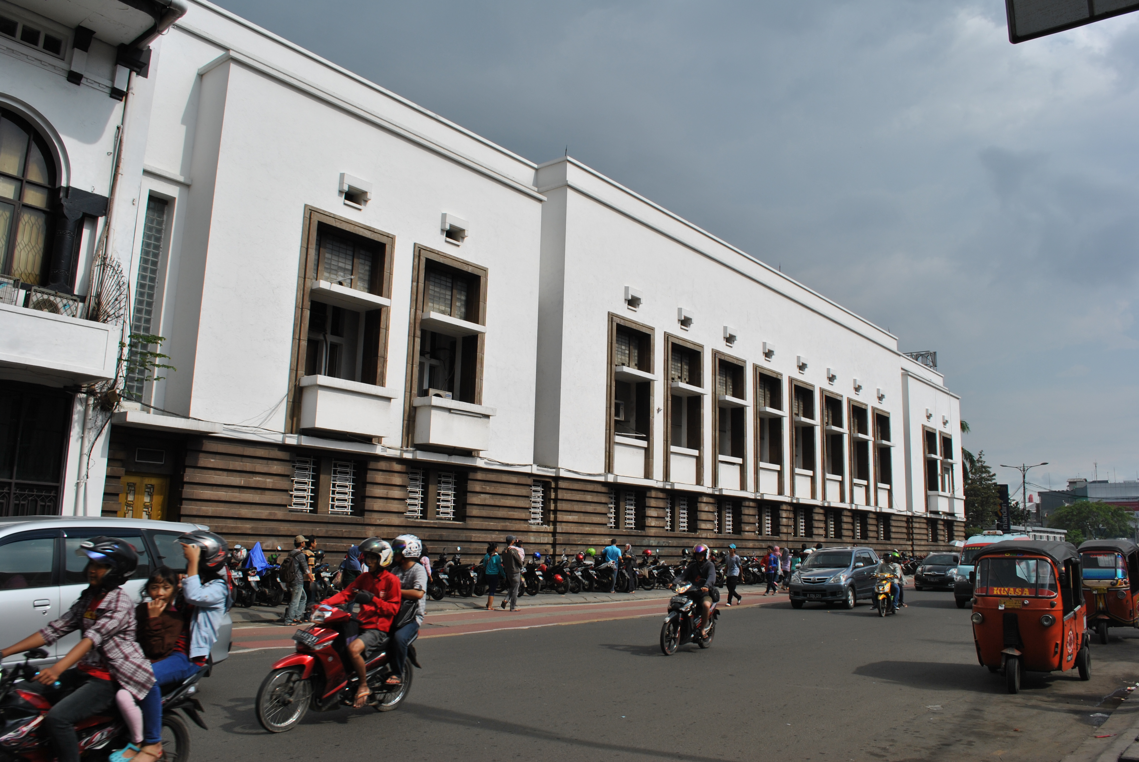 Representative Bank Mandiri building image for PT Bank Mandiri Kantor Cabang Cilegon | Representative image from Wikimedia Commons | CC BY-SA 3.0